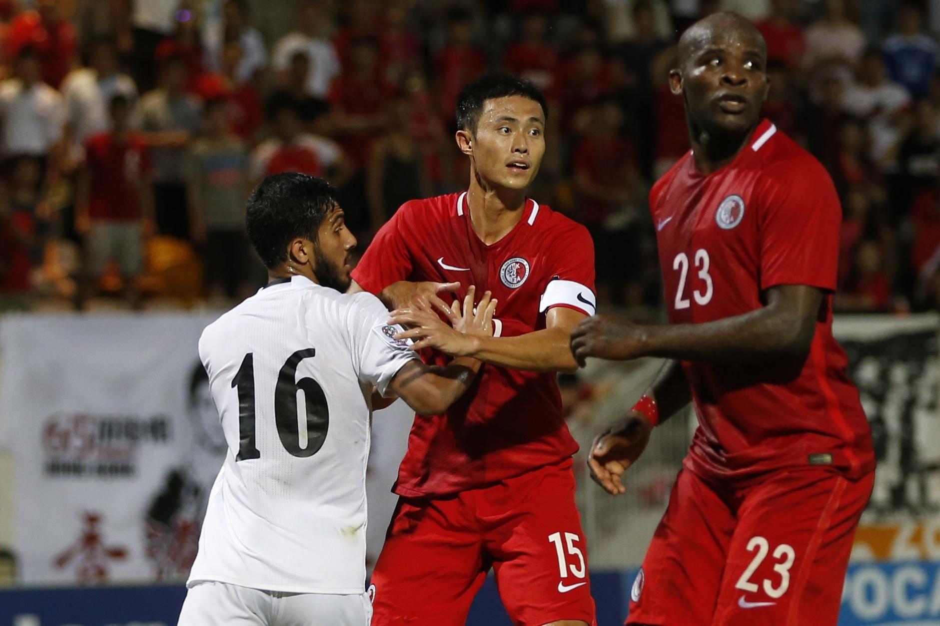 曾任港隊隊長的陳偉豪(中)認為,部分涉事球員有正職,賂款對他們的引誘應不大。(資料圖片)