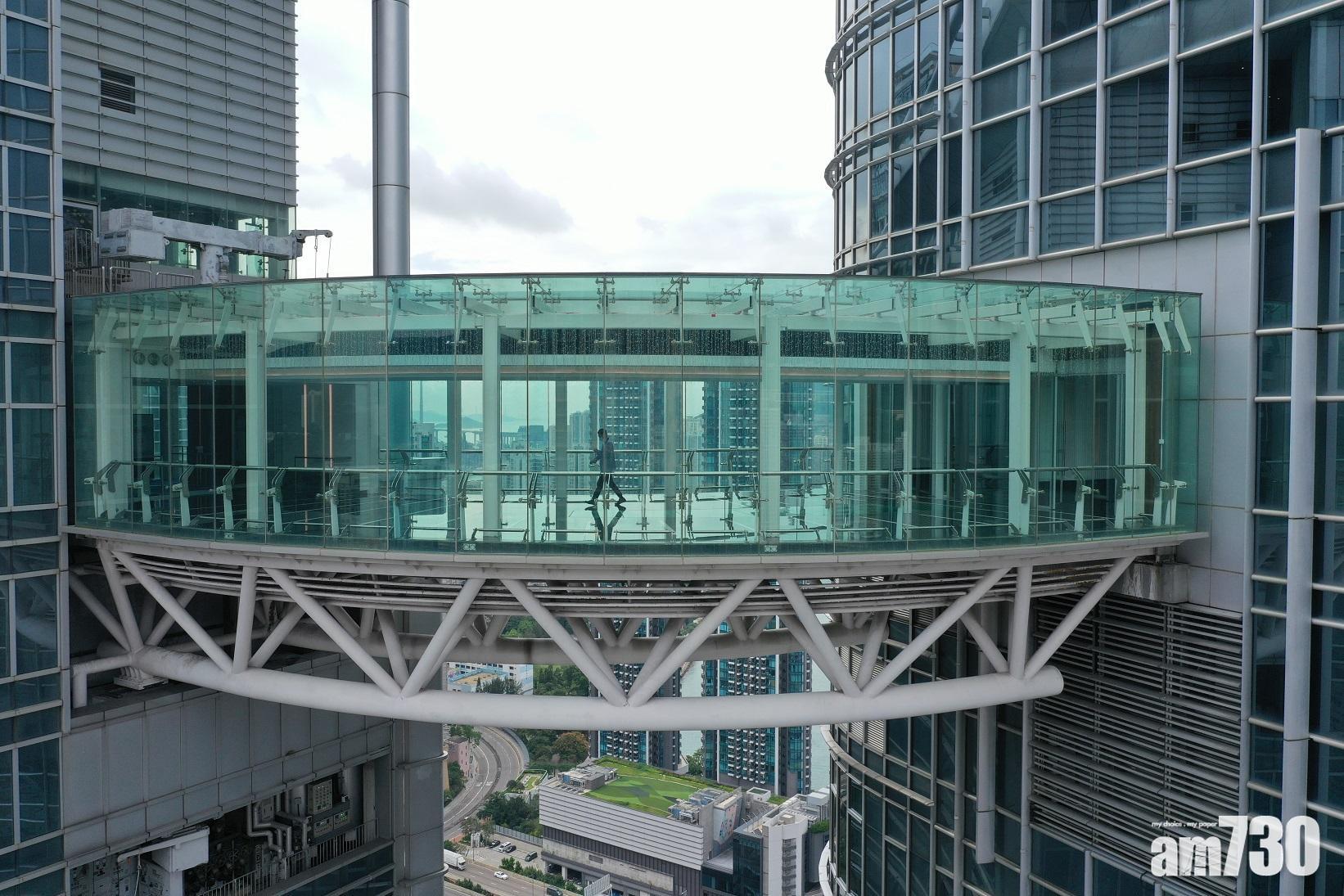 酒店位處荃灣西站旁,並毗連多個大型商場,交通及購物配套齊全。