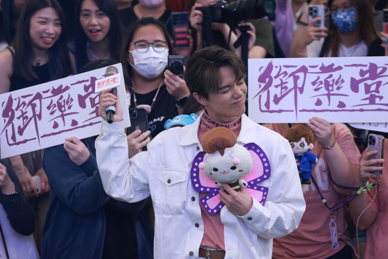 Fans齊叫「藥箱都變成Hins Cheung」。