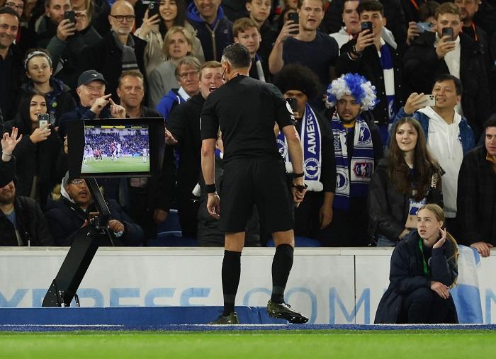 球證翻看VAR後判罰12碼。(路透社)