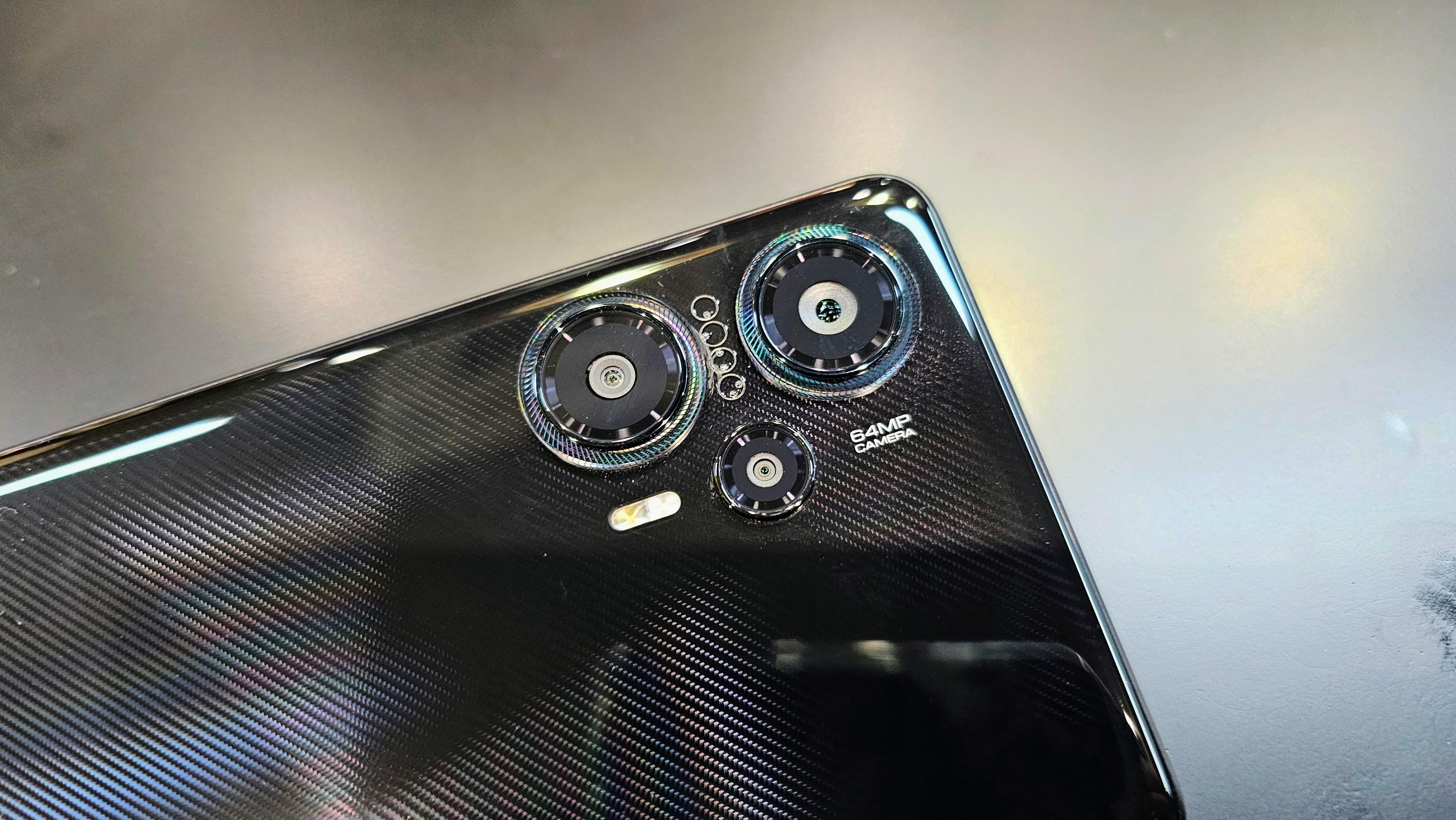 POCO F5的鏡頭布局如同雙眼加鼻子。