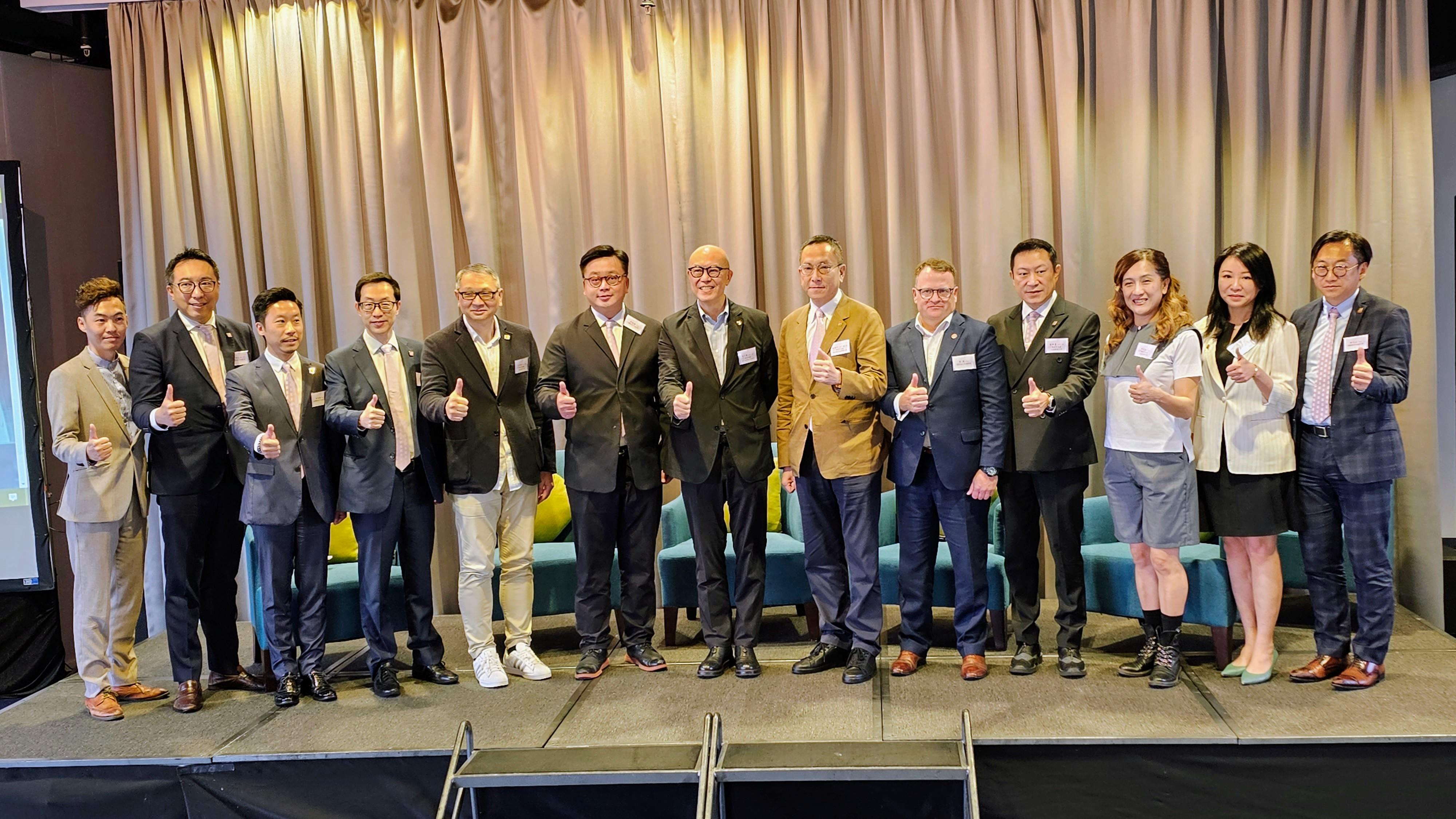 華懋集團執行董事兼行政總裁蔡宏興(中),連同一眾香港菁英會執委合照留念。