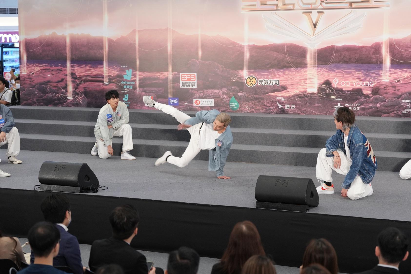 王瑞銘大展舞技。(陳奕釗攝)