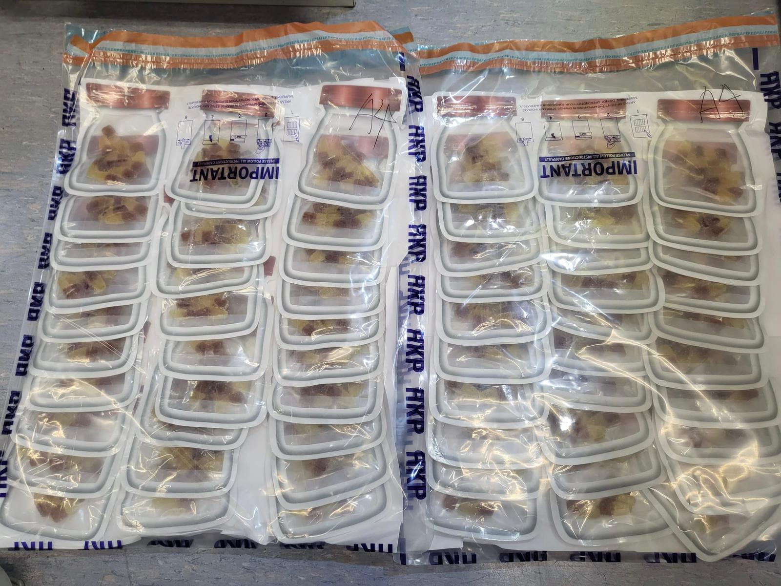 新蒲崗工廈搗破大麻油包裝中心 警拘4男檢市值180萬大麻類毒品