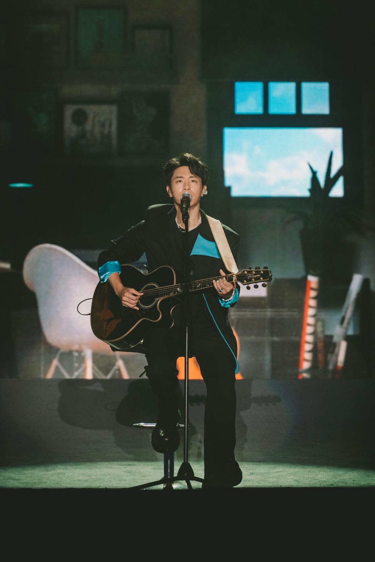 韋禮安自彈自唱的《明天再見》。