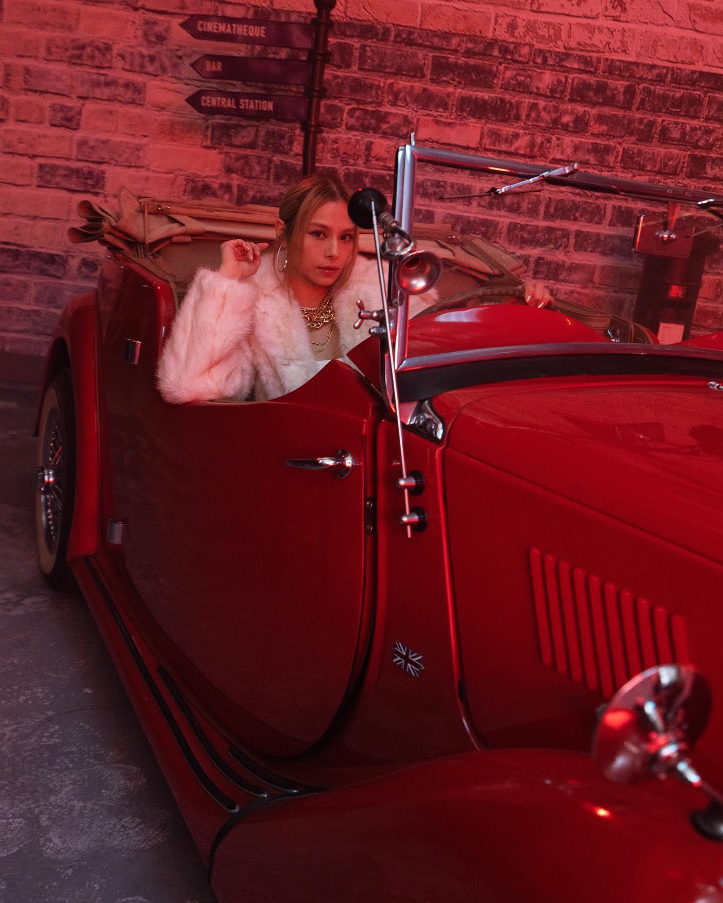 Gin Lee以煥然一新的金髮look推出跳唱快歌《Dum Dum》。