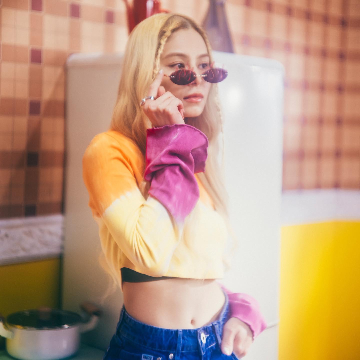 Gin Lee在《單戀這件小事》MV中,表現佻脫鬼馬一面。