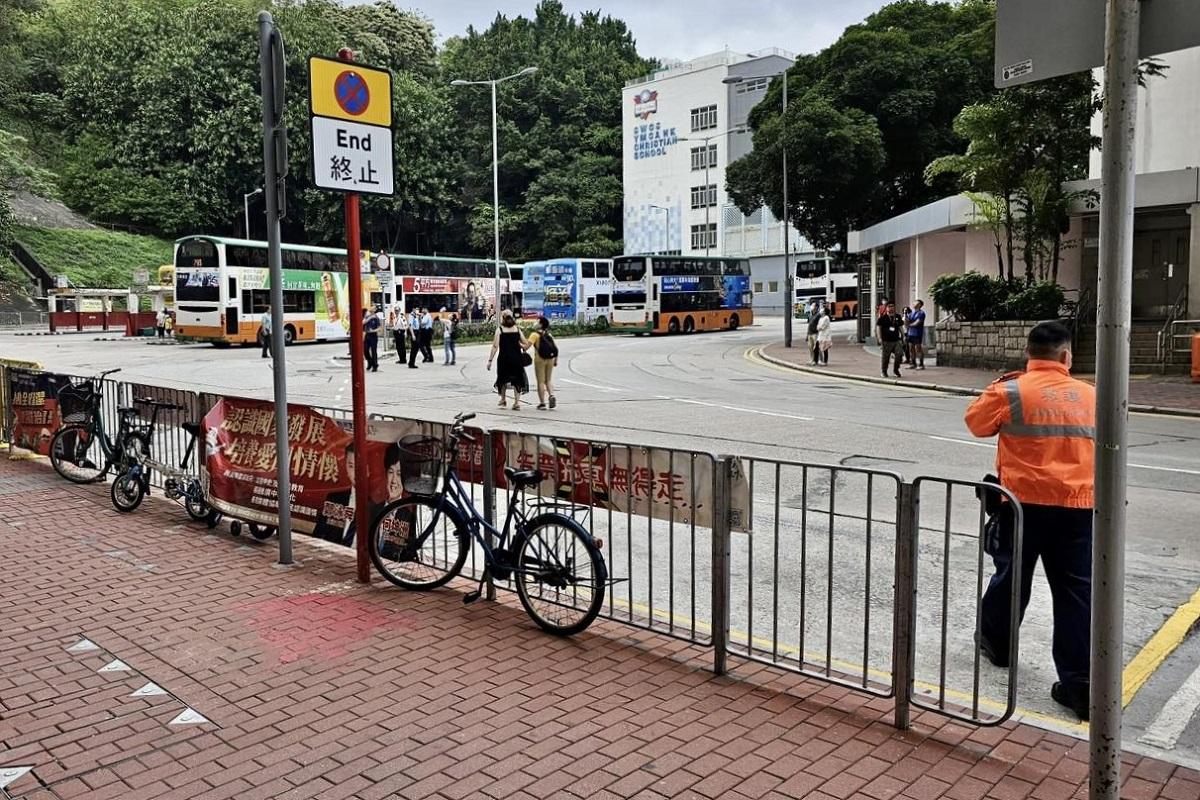 有救護員和警員在場戒備。(FB專頁「新蘇屋邨」)