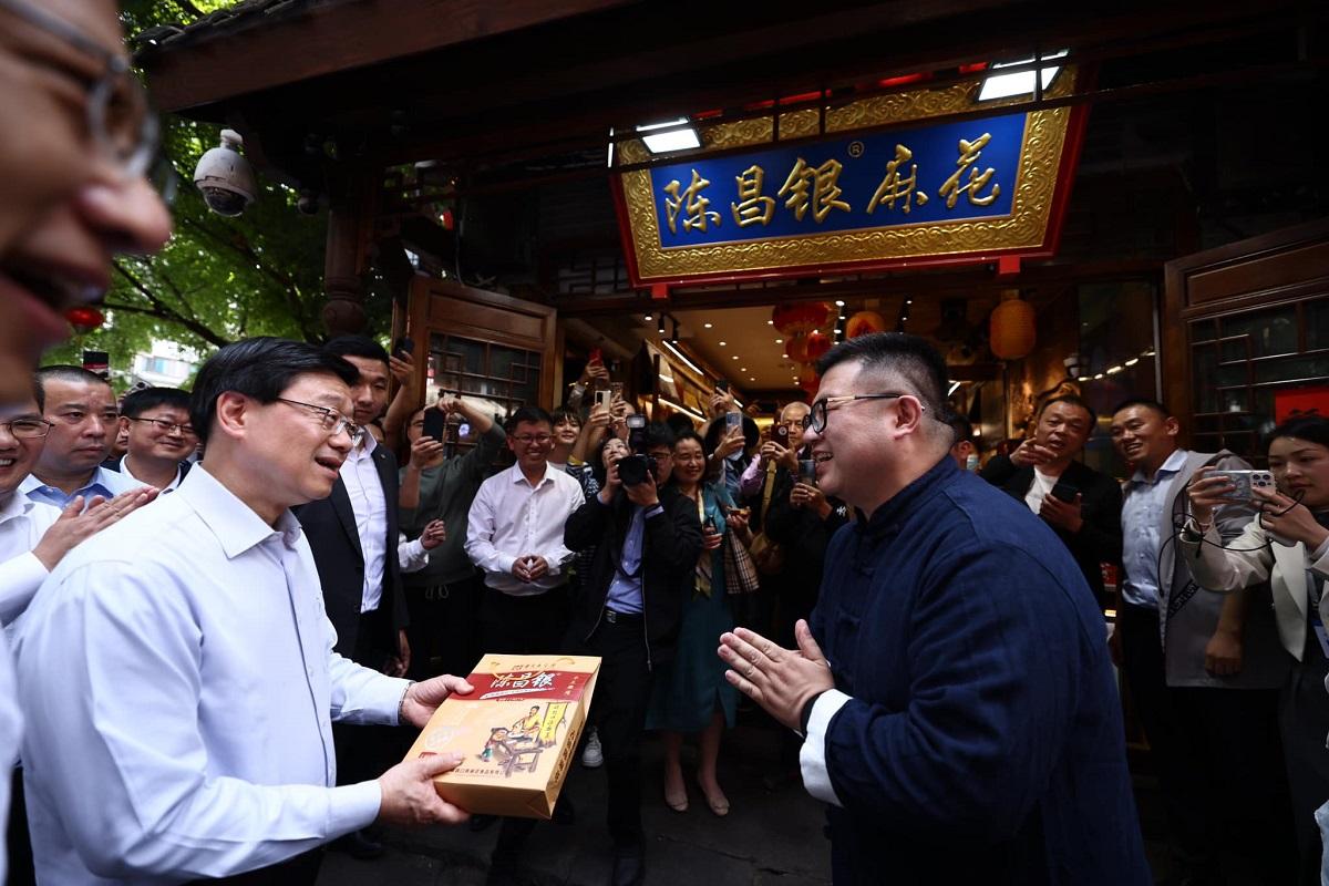 李家超和港府代表團參觀磁器口古鎮。(李家超FB)