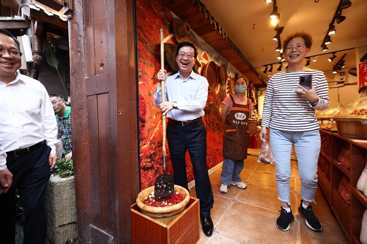 李家超和港府代表團參觀磁器口古鎮。(李家超FB)