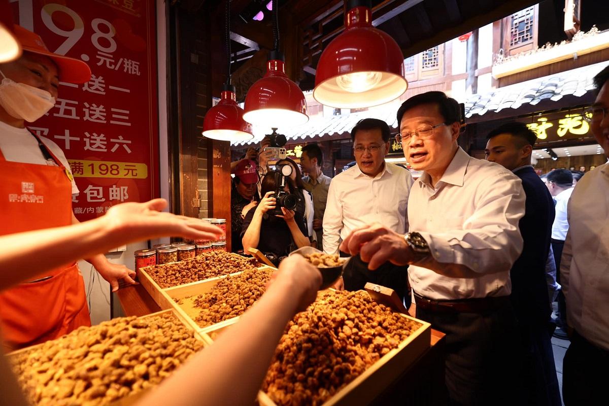 李家超和港府代表團參觀磁器口古鎮。(李家超FB)