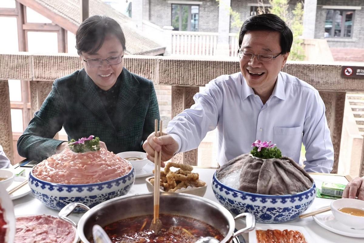 李家超和港府代表團參觀磁器口古鎮,並品嚐正宗的重慶麻辣火鍋。(李家超FB)