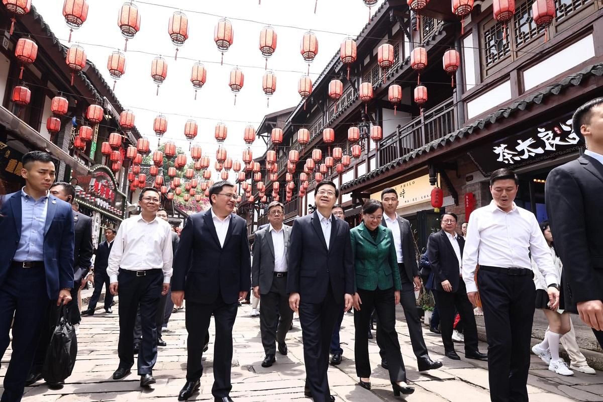 李家超和港府代表團參觀磁器口古鎮。(李家超FB)