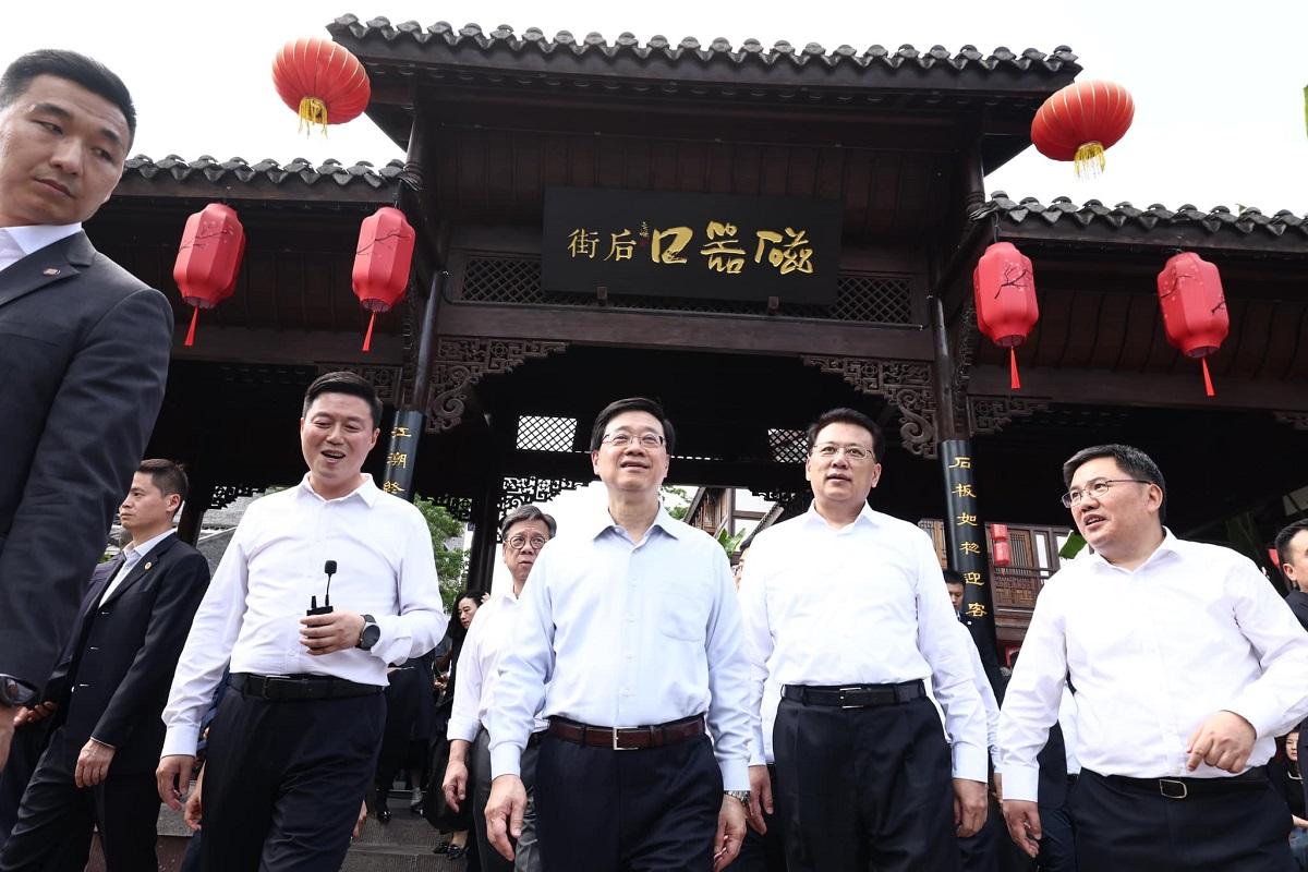 李家超和港府代表團參觀磁器口古鎮。(李家超FB)