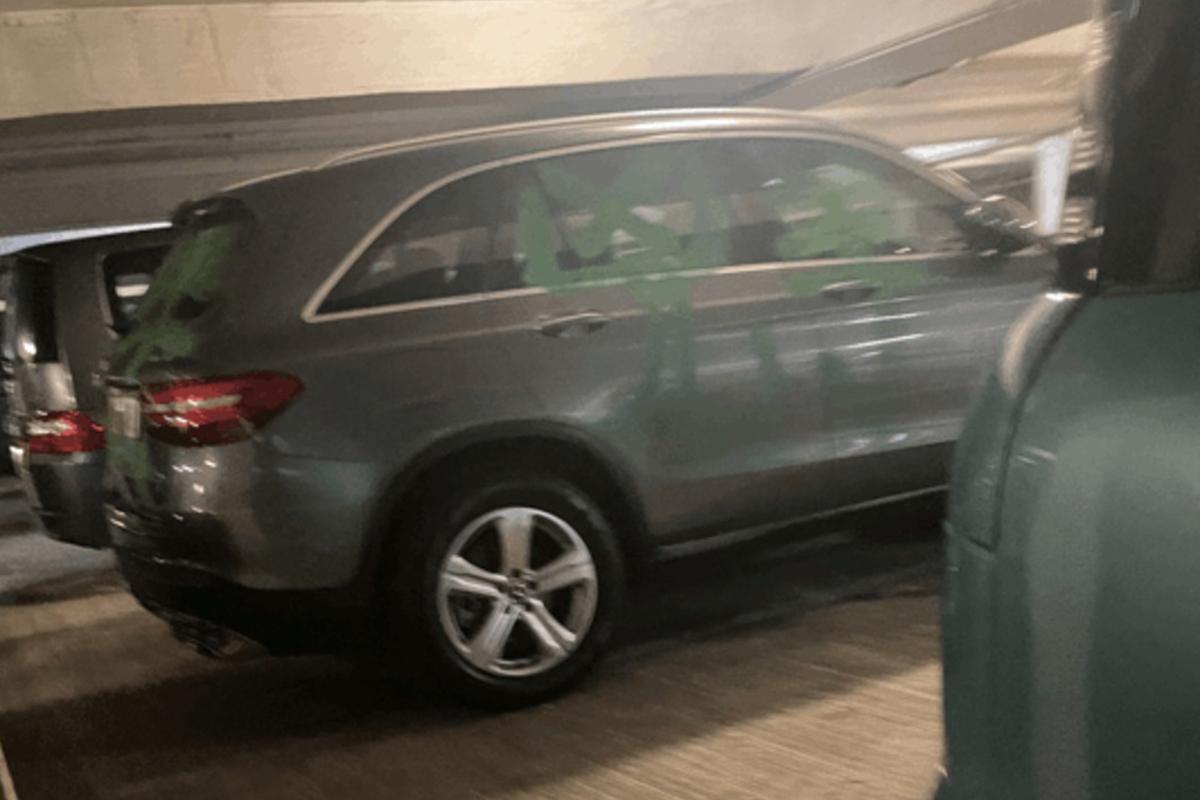 懷疑涉案的私家車遭人用噴漆噴上「兇手」字樣。(網上圖片)