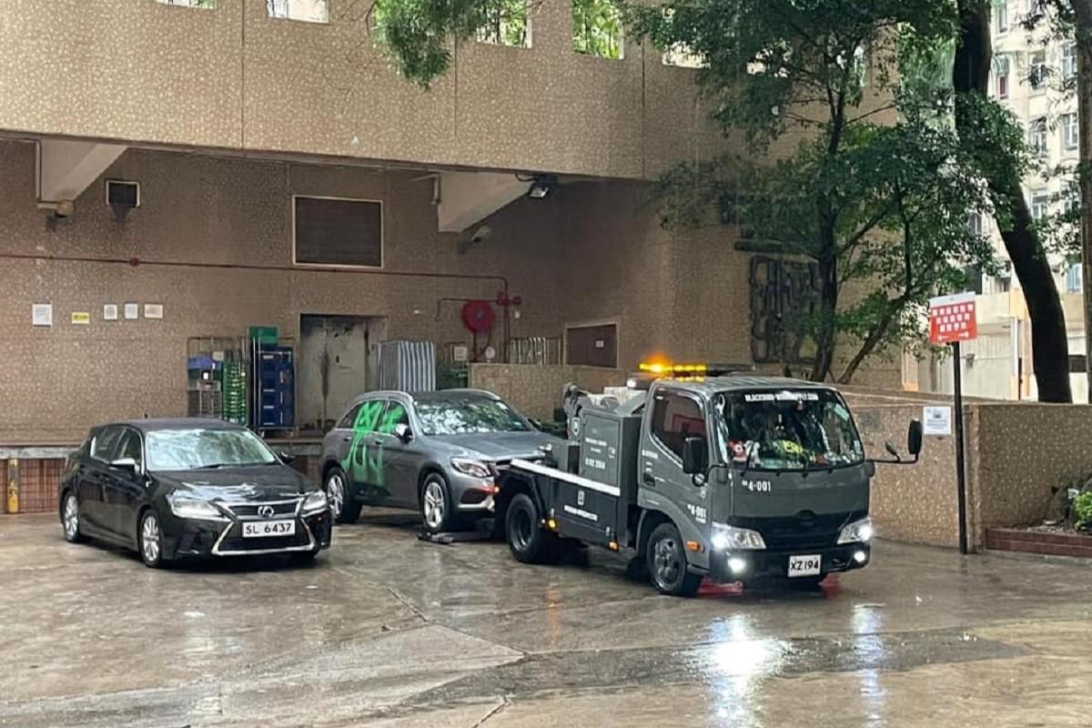 涉案車輛今日傍晚被拖離停車場。(網民Edmond YU@FB群組「黃大仙區友(黃大仙,新蒲崗,鑽石山,慈雲山......)」)