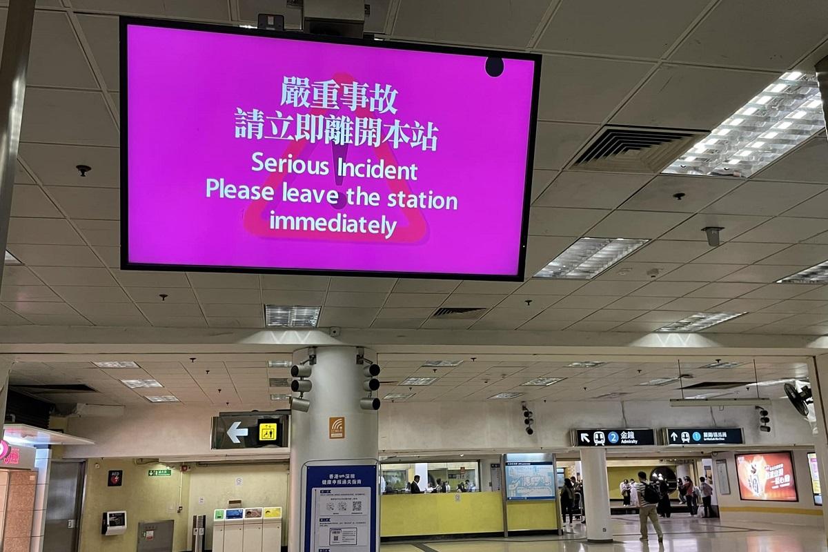 太和站在發生事故後要求乘客離開。(網民James Chim@FB群組「大埔 TAI PO」)