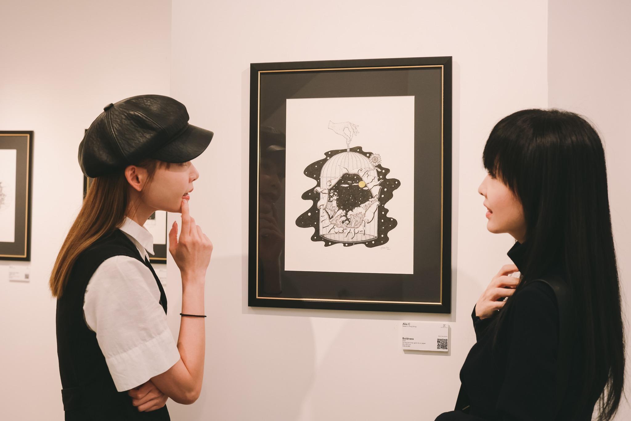 周慧敏細心欣賞每幅畫作,並與AKA交流對畫作的見解。