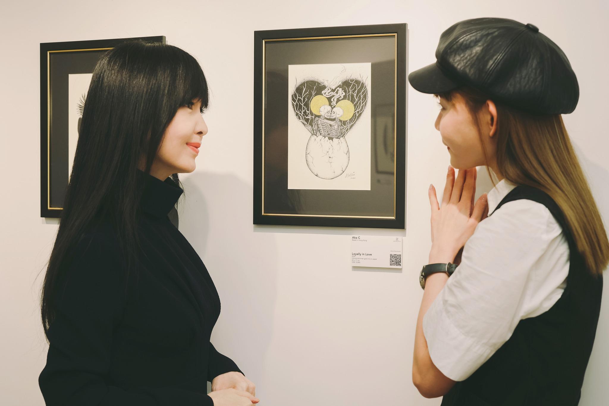 周慧敏細心欣賞每幅畫作,並與AKA交流對畫作的見解。