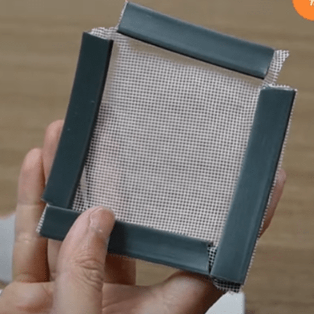 最後步驟:將外框的兩邊角位都安裝好角扣後,並再次放上面框上,這樣便大功告成了!