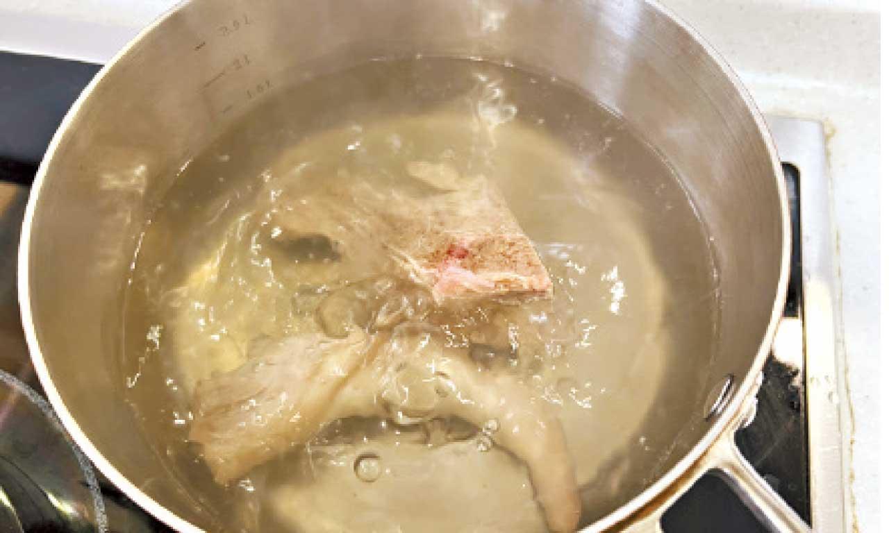 黑豆合桃花生煲豬尾