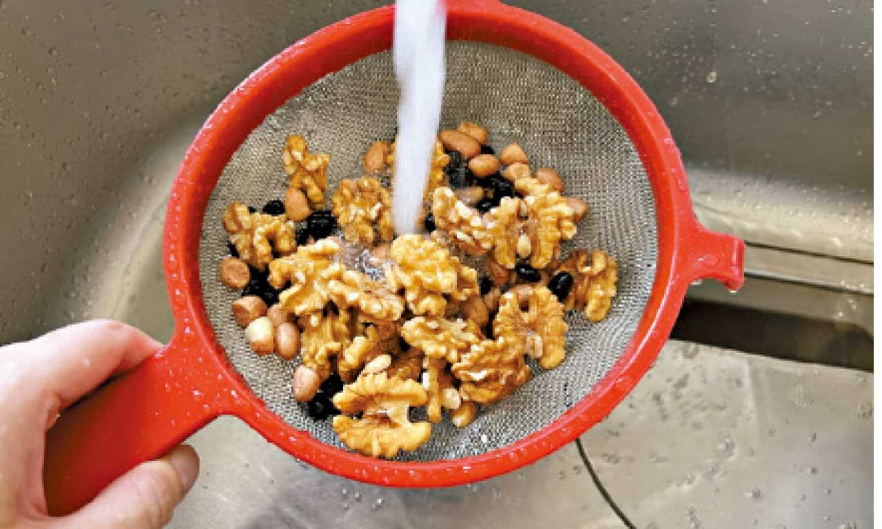 黑豆合桃花生煲豬尾