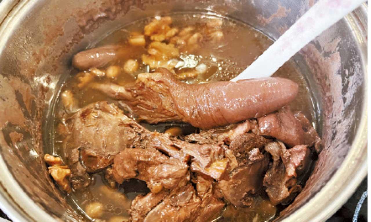 黑豆合桃花生煲豬尾