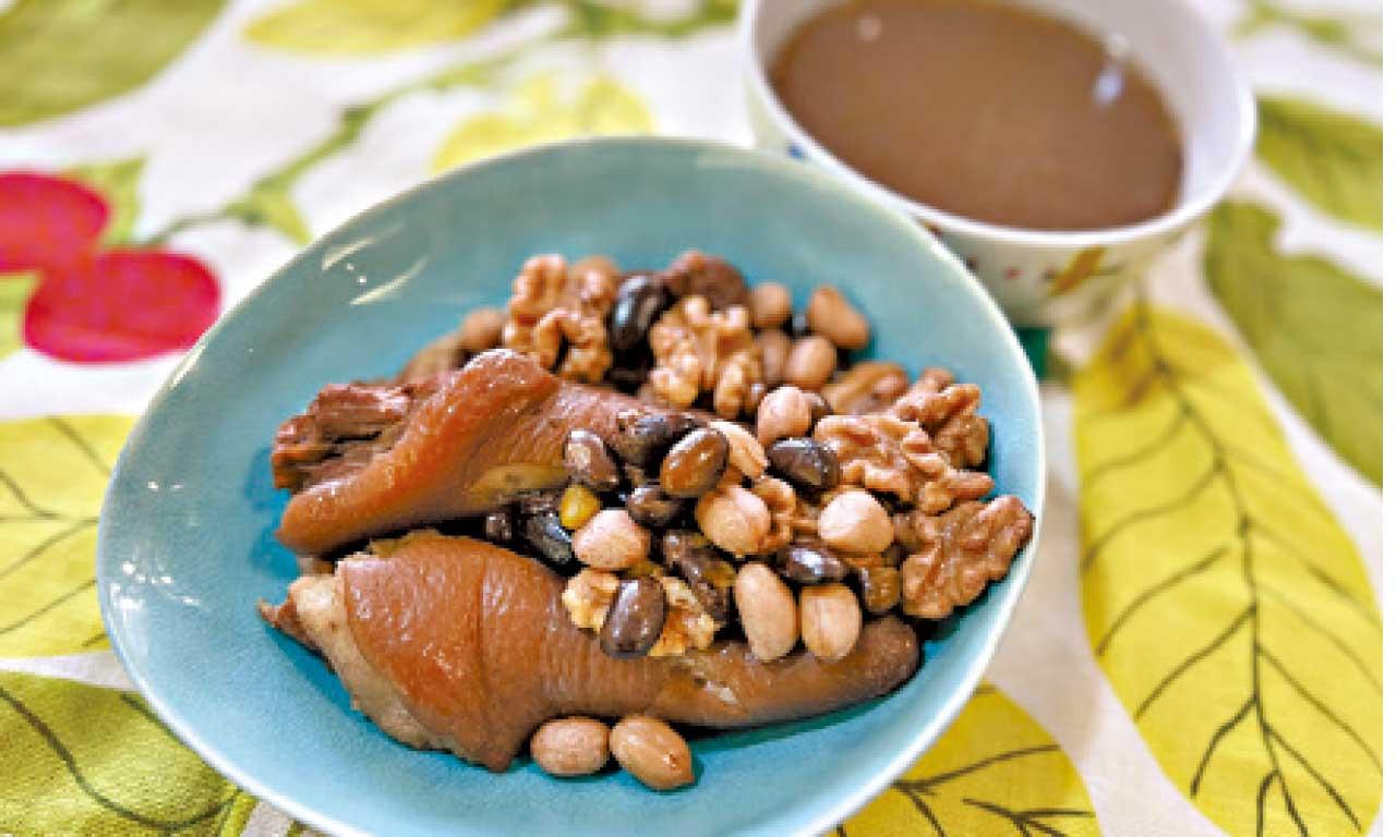 黑豆合桃花生煲豬尾