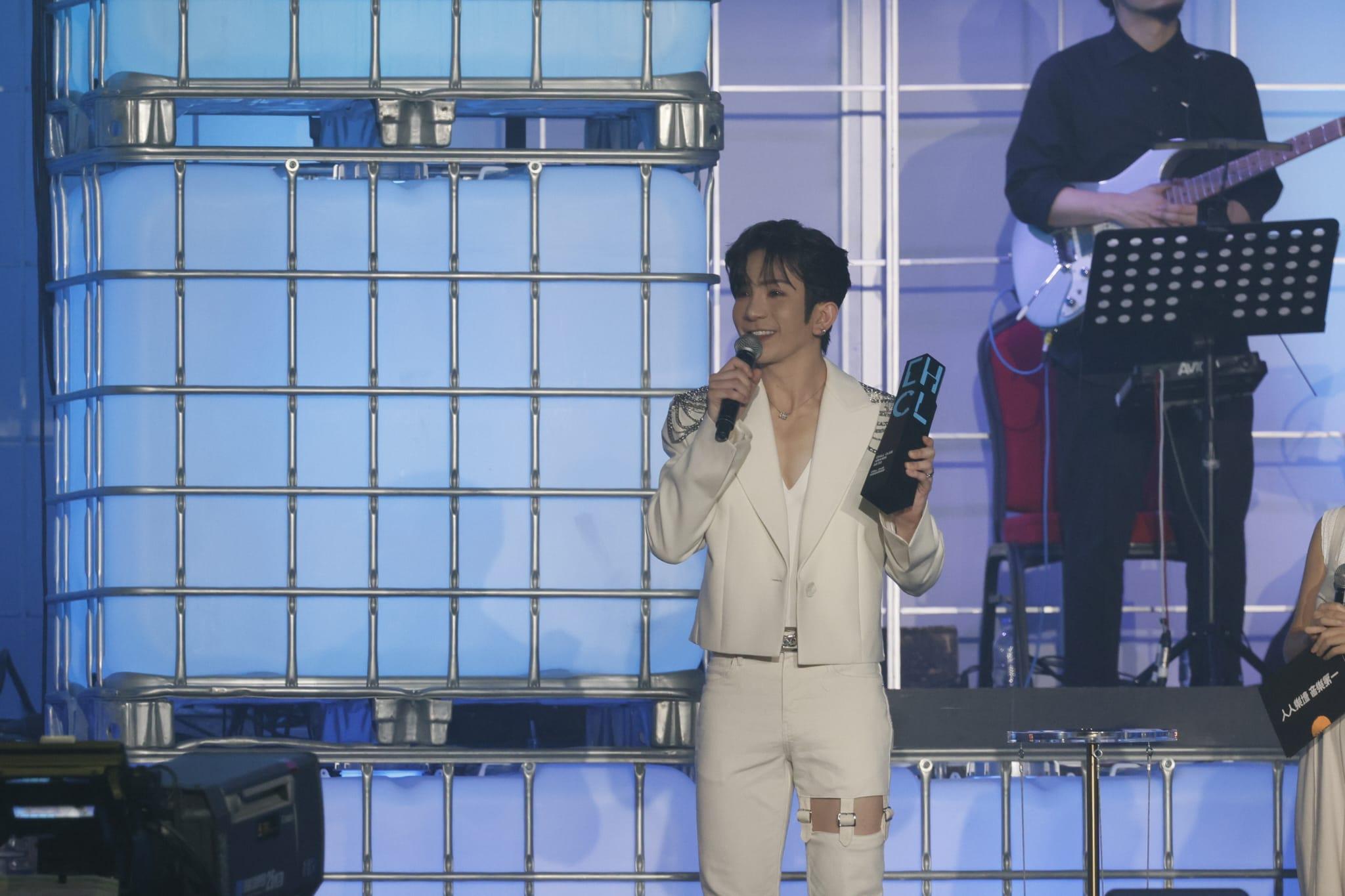 「教主」盧瀚霆憑情歌《永順街39號》以128,677票奪得「年度流行歌曲獎」。 (蘇文傑攝)