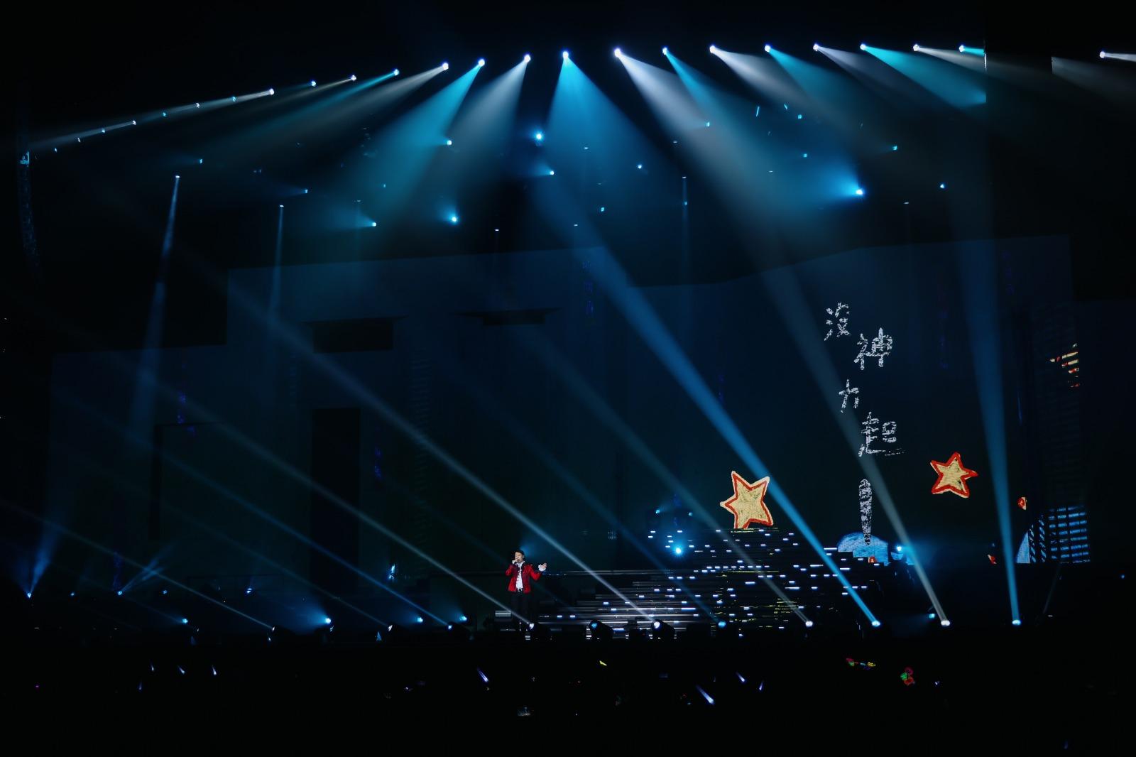 Leon全晚唱出19首新舊作品。