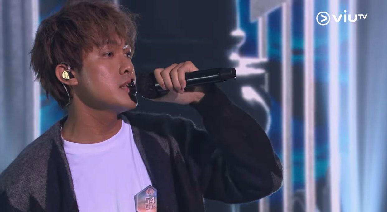 54號Chit唱功了得,以三盞藍燈進入藍組。