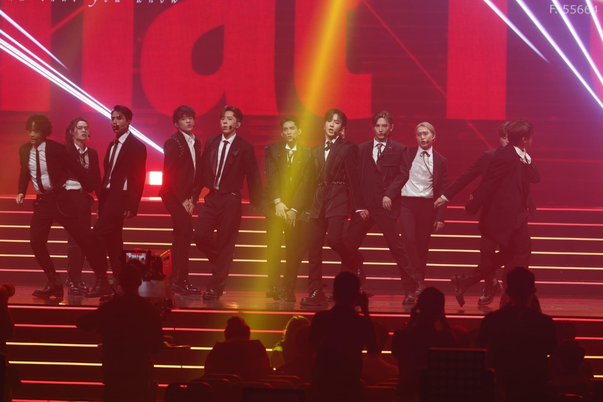 MIRROR跳唱首支英文團歌《RUMOURS》。