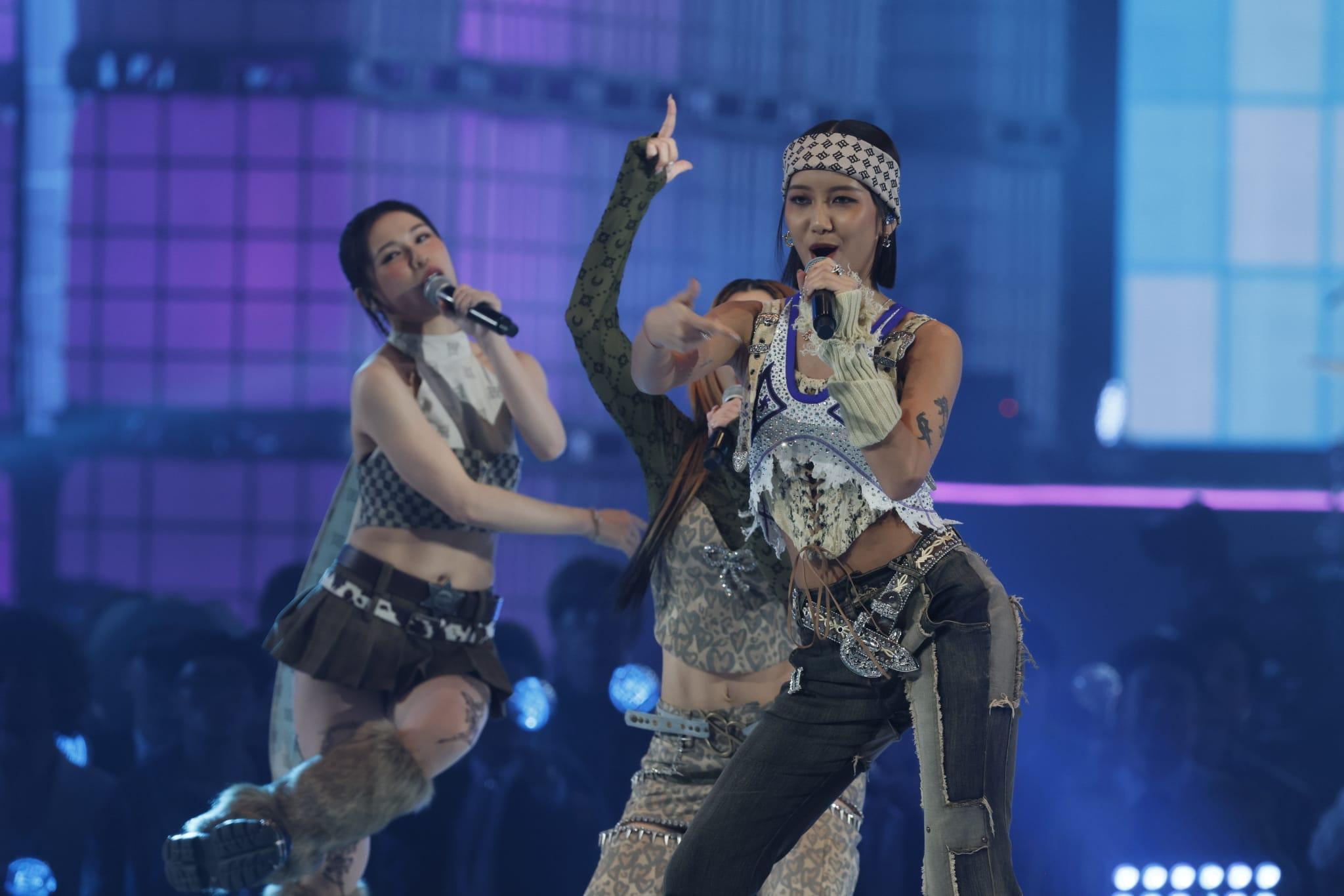 COLLAR唱出《Gotta Go!》。