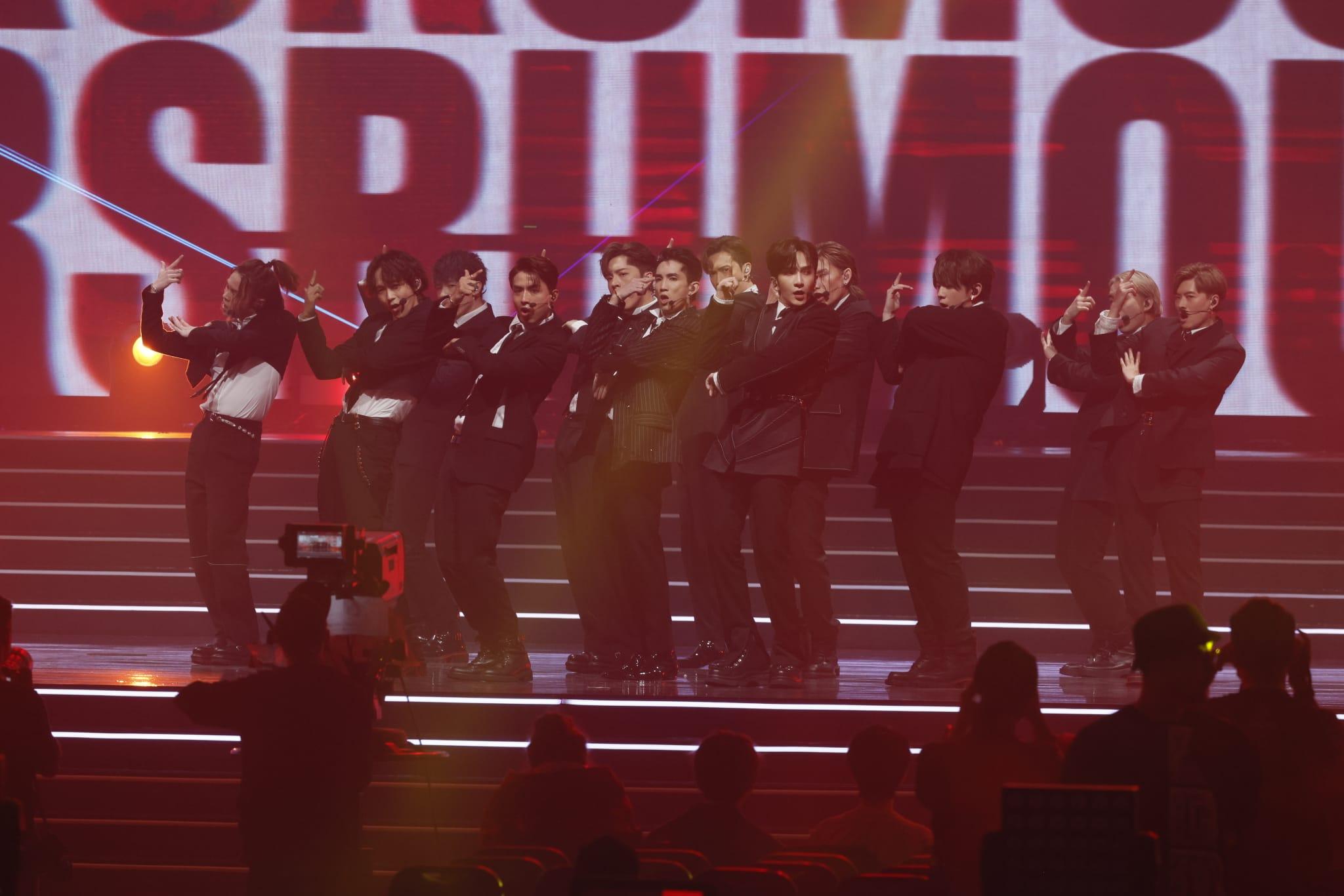 MIRROR跳唱首支英文團歌《RUMOURS》。