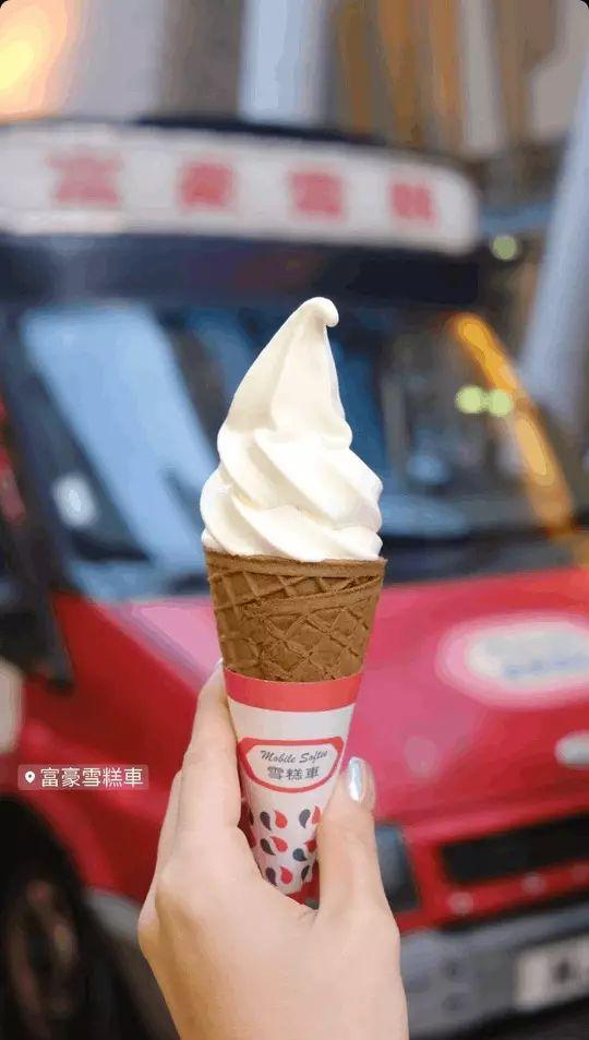 林襄掃街食勻軟雪糕、雞蛋仔等