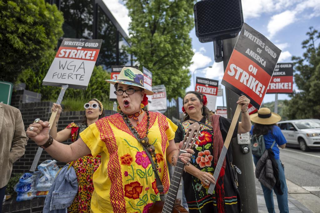 美國劇作家協會上周五在加州舉行遊行。(美聯社)