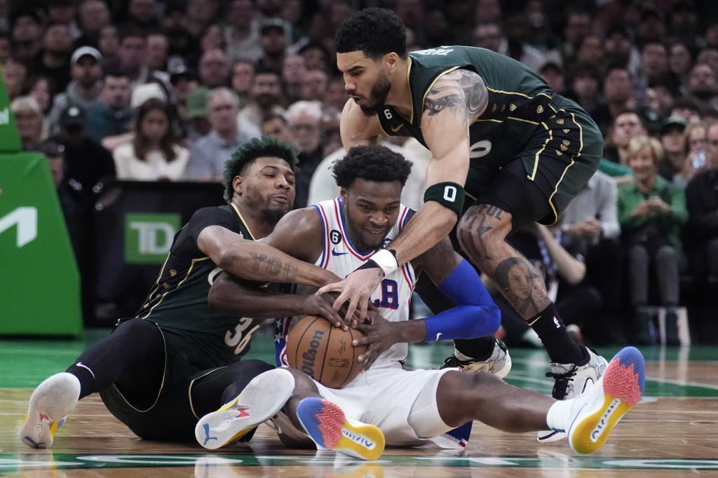 塞爾特人主場再輸76人,場數落後2:3。(美聯社)