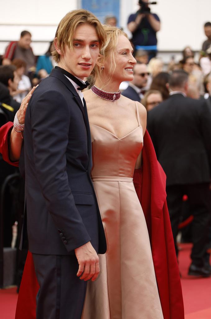 奧瑪花曼帶同21歲兒子一同出席。