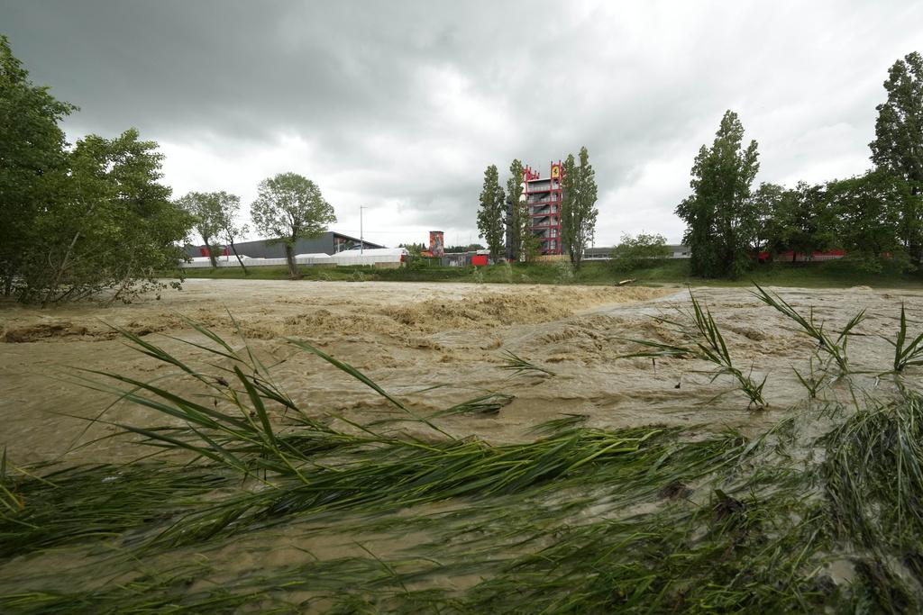 原定舉行F1的賽場鄰近的一條河出現泛濫。(美聯社)