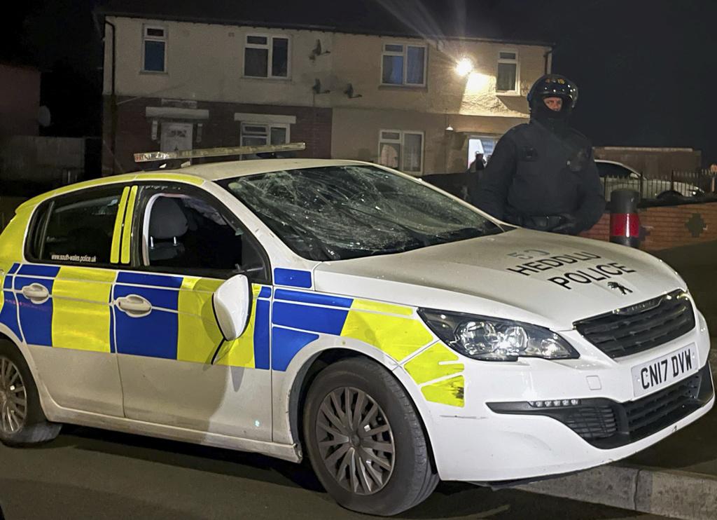 英國卡迪夫在周二發生警民衝突。(美聯社)