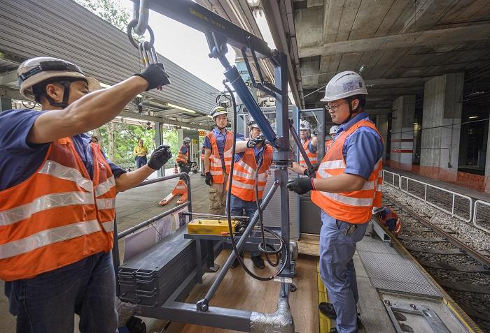 港鐵展開東鐵綫閘門工程。(港鐵提供圖片)