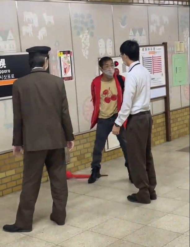 男子不滿其他乘客不戴口罩。(影片截圖)