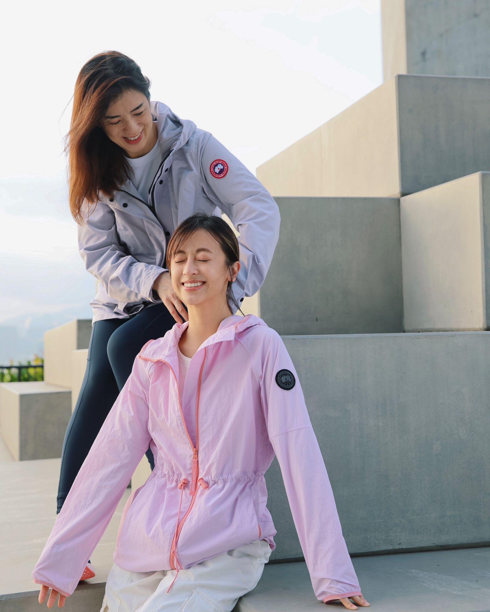 黃爾汶Agnes:Lundell風衣(日落粉) $5,000、黃爾汶媽媽:Minden外套(淡紫色) $5,500