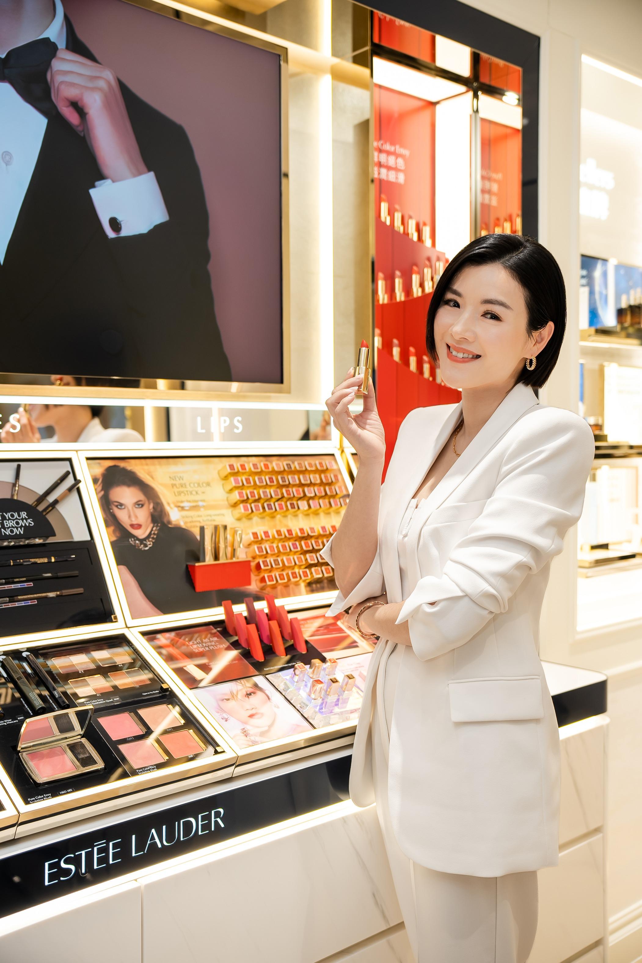 Aimee率先試用全新Pure Color高清純色唇膏,盛讚唇膏滋潤顯色。