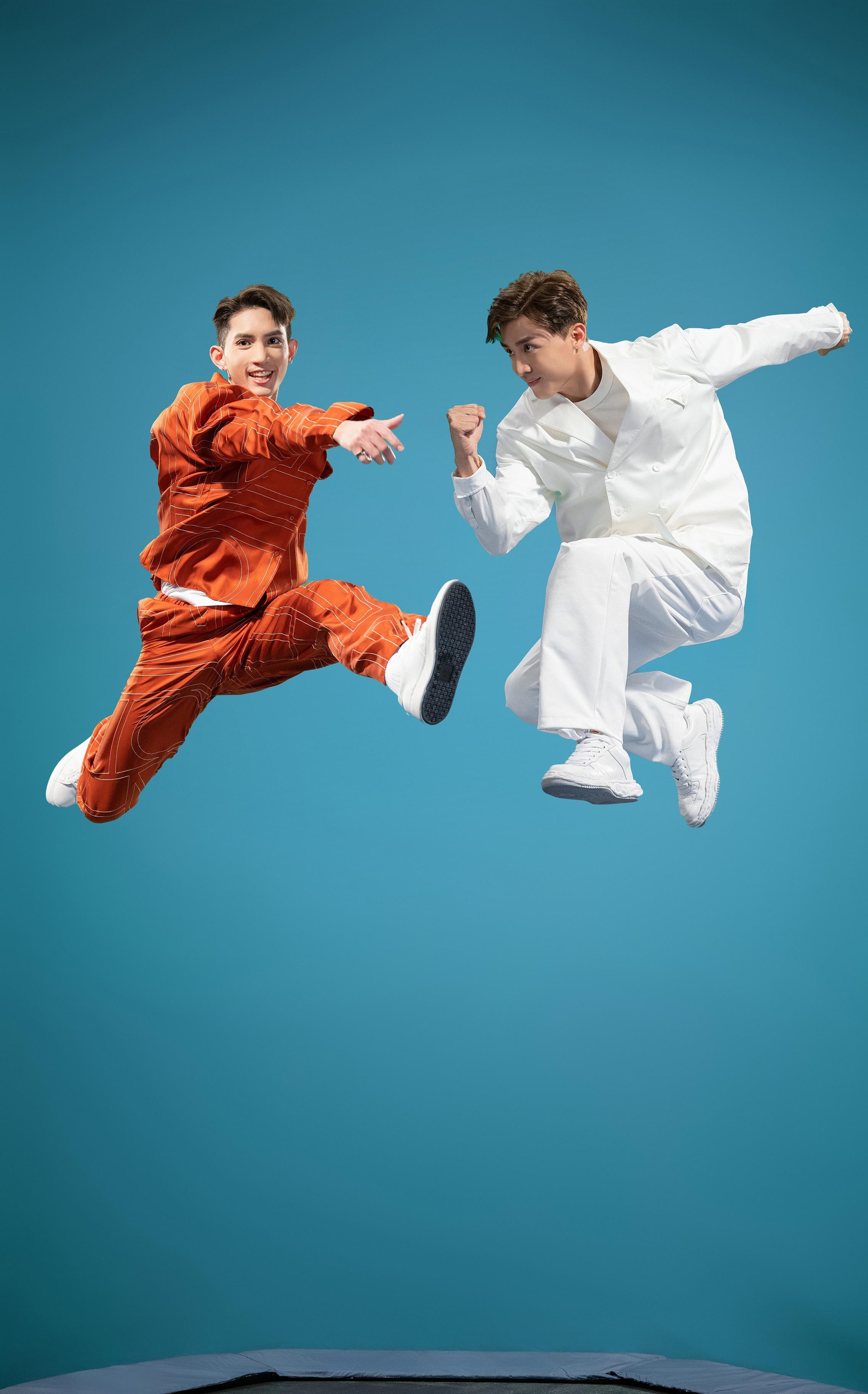 為突顯「輕盈版」賦活雙精華DOUBLE SERUM LIGHT質感如雲朵般輕飄飄,LOKMAN和AK親身上陣拍攝半空跳躍鏡頭,對習慣躑躑跳的兩子毫無難度,做出多個凌空飛起的姿勢。