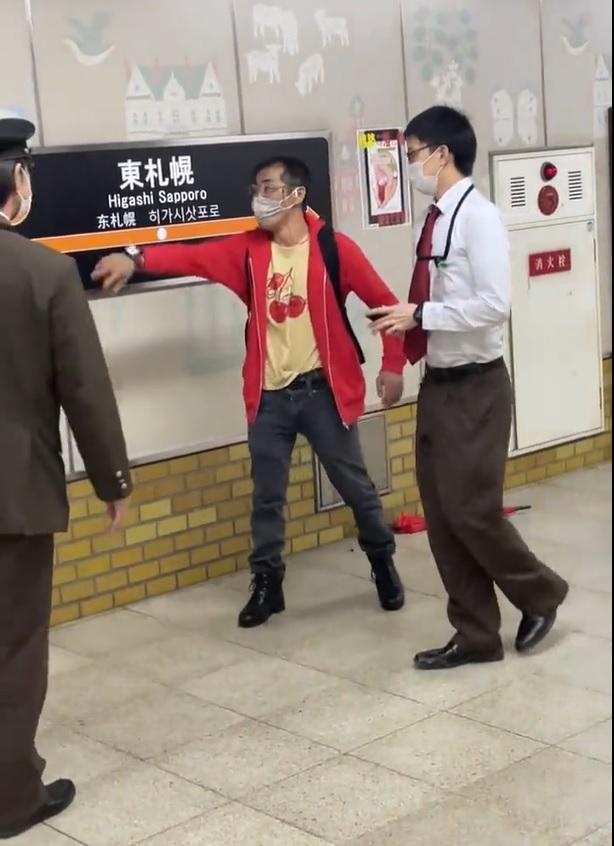 在職員安撫下男子仍表現激動。(影片截圖)