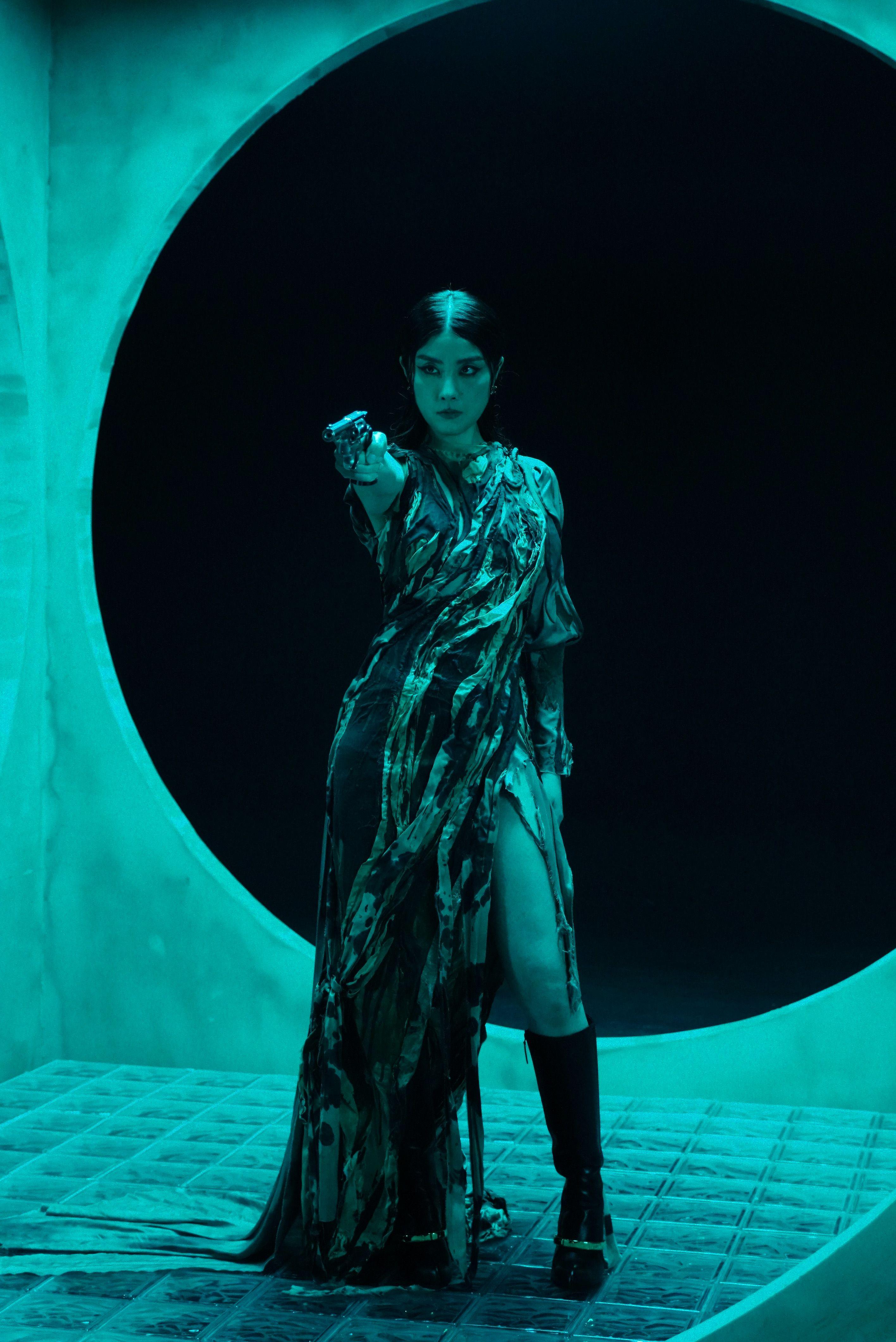 Kelly在新歌《談情的價值》MV中,以7個不同造型示人。