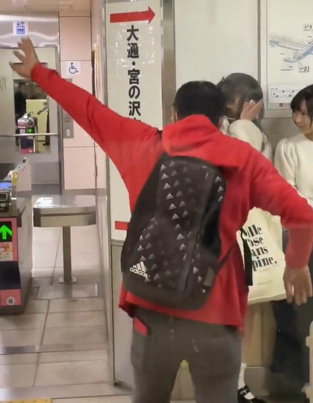 其中一名少女被罵哭。(影片截圖)