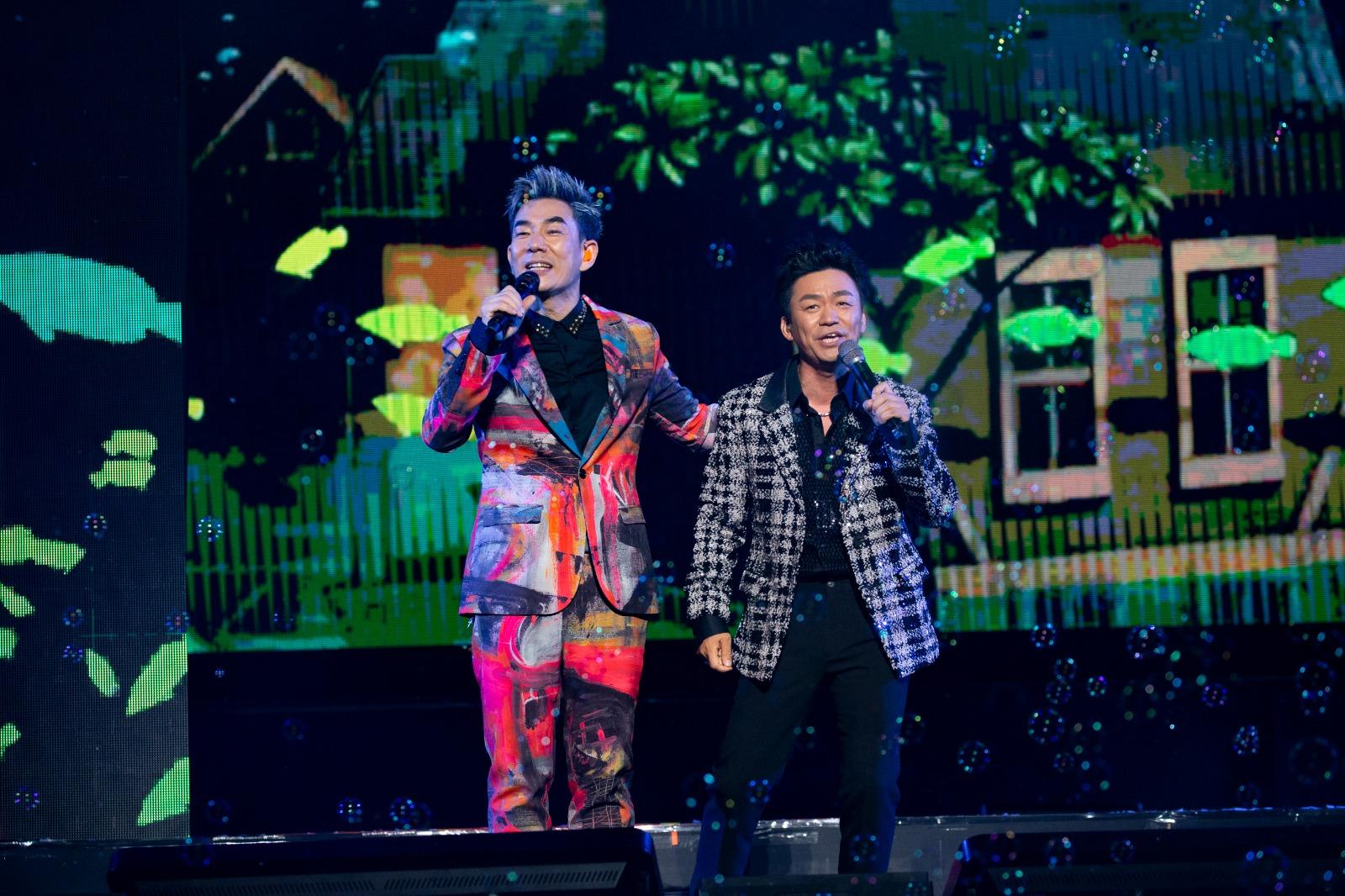 王寶強跟小齊合唱了《對面的女孩看過來》。