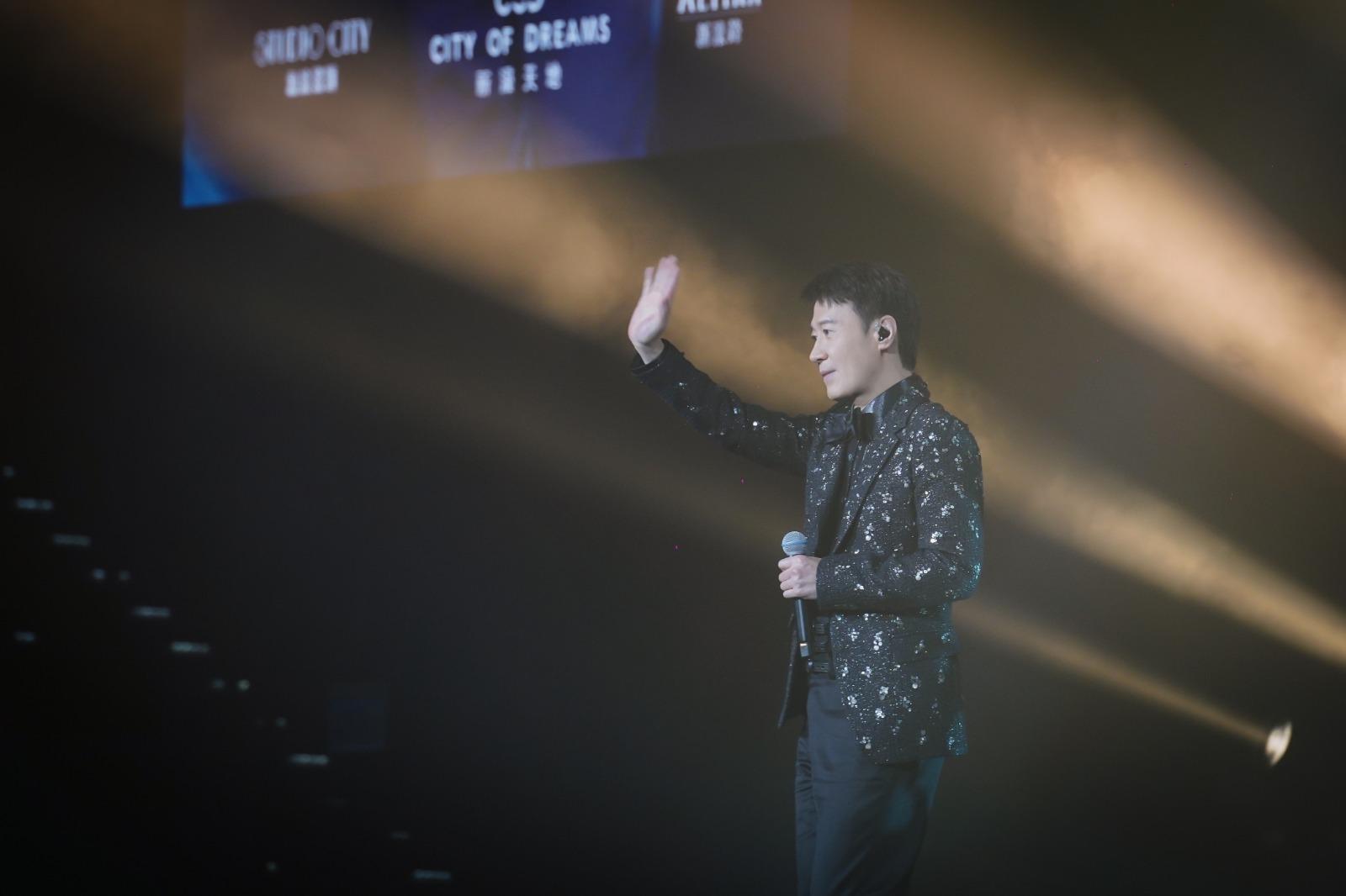 《黎明Stage on 8演唱會》在澳門新濠影滙綜藝館揭開序幕。